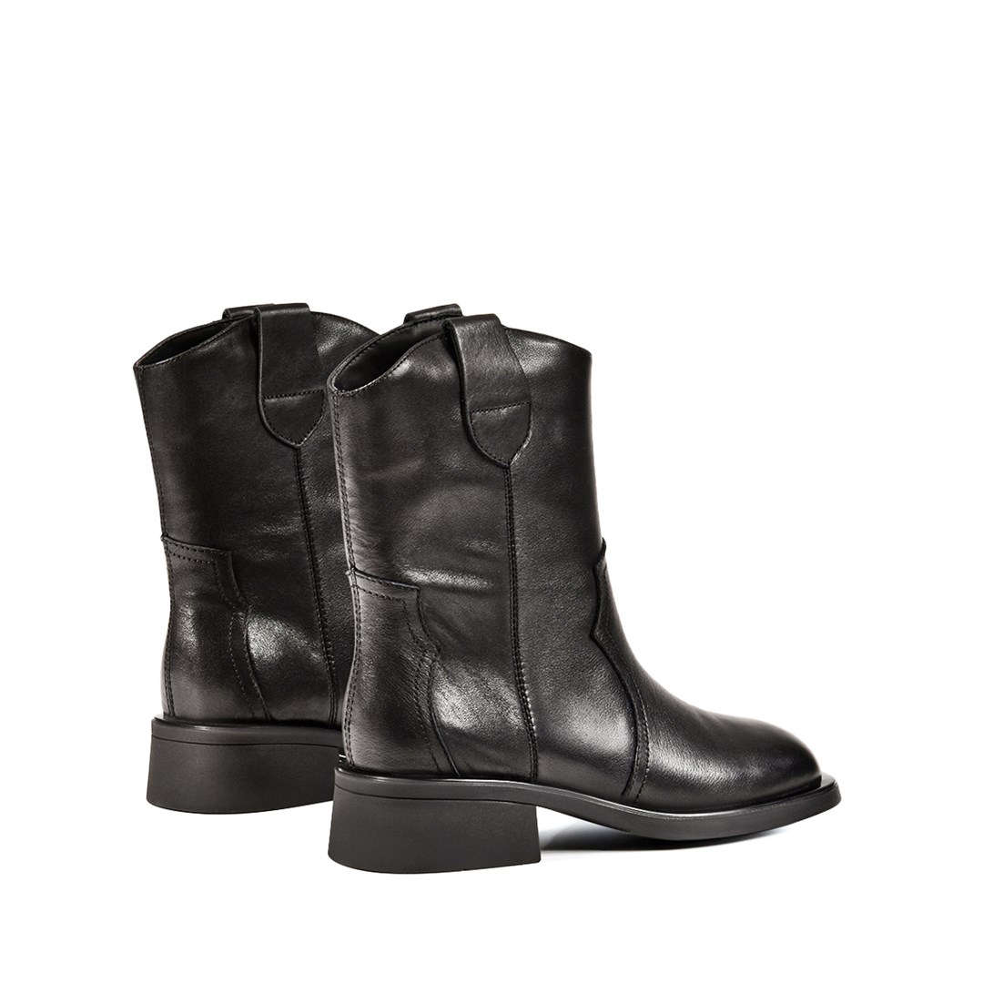 Женские демисезонные ботинки черного цвета - фото 48317