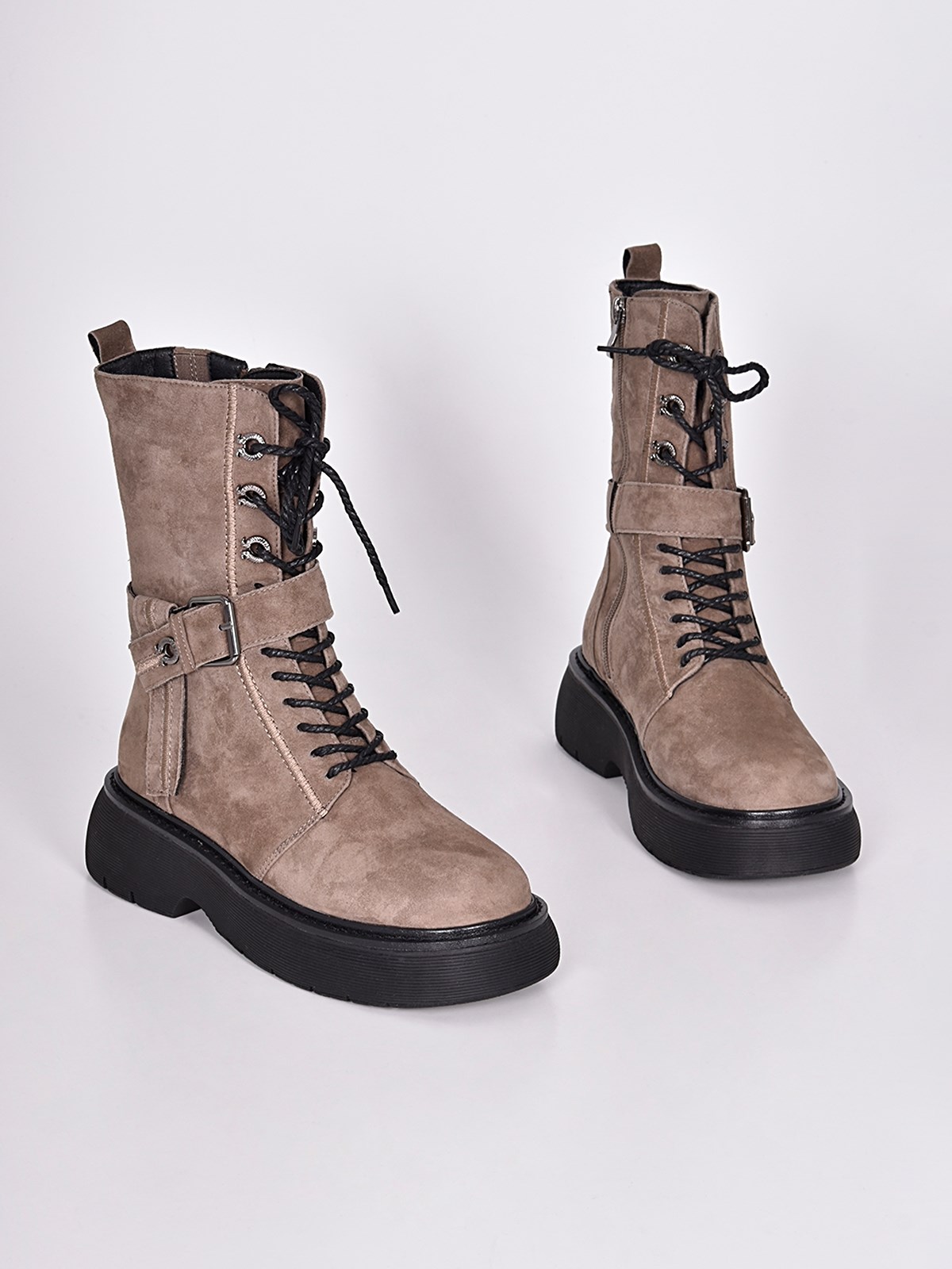 Высокие ботинки из натуральной замши светло-коричневого цвета со стильной  фурнитурой купить в Казани от производителя |Сhewhite