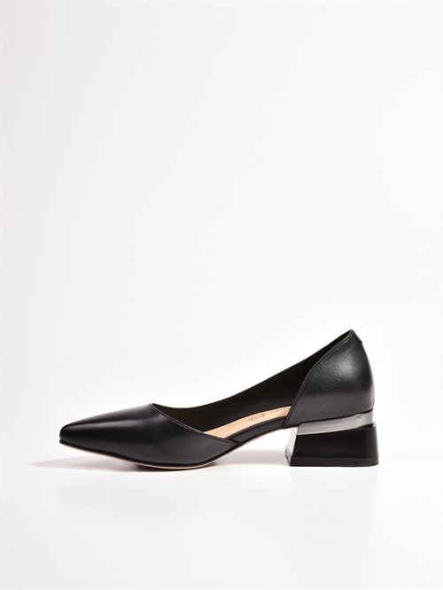 Женские туфли черного цвета на фактурном каблуке