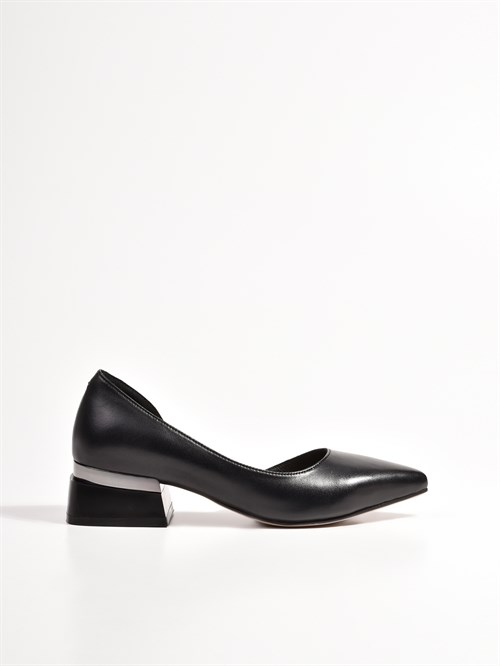 Женские туфли черного цвета на фактурном каблуке