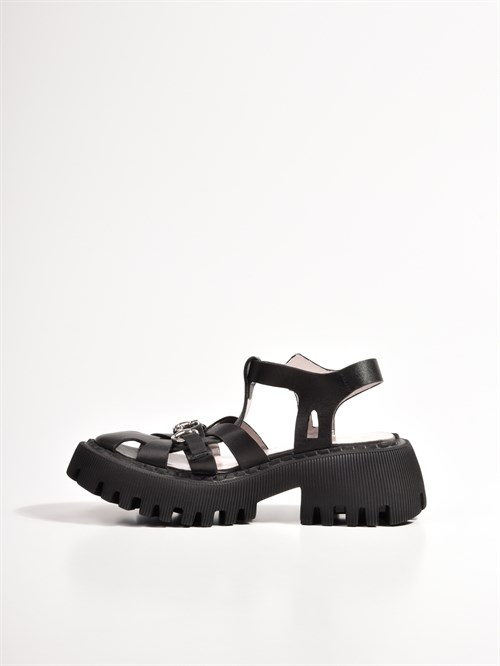 Трендовые женские сандалии черного цвета