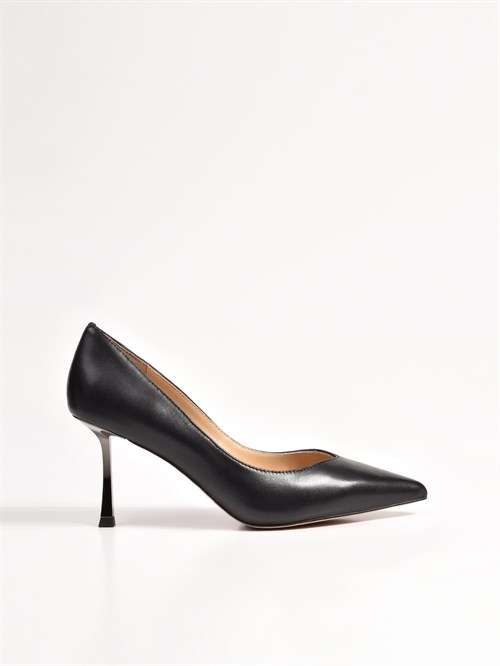 Женские туфли черного цвета из натуральной кожи