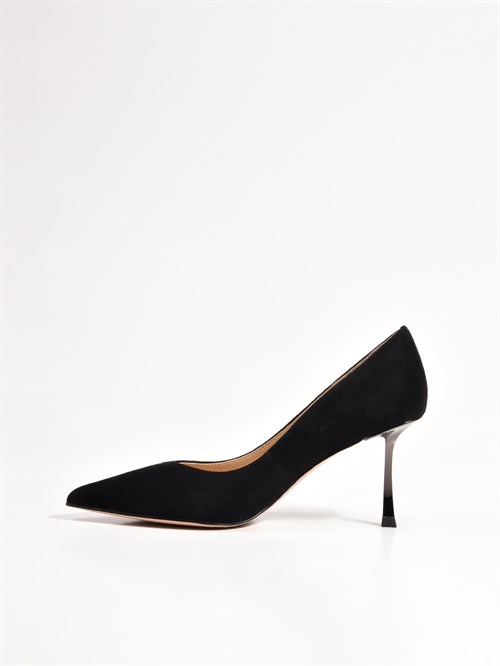 Женские туфли черного цвета с металлическим каблуком