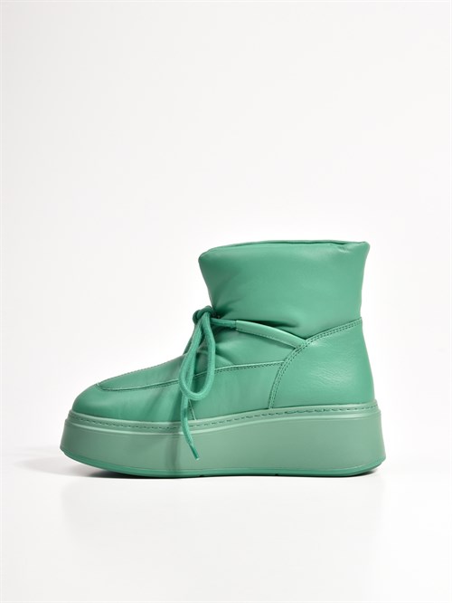 Высокие ботинки-дутики из натуральной мягкой кожи в зеленом цвете