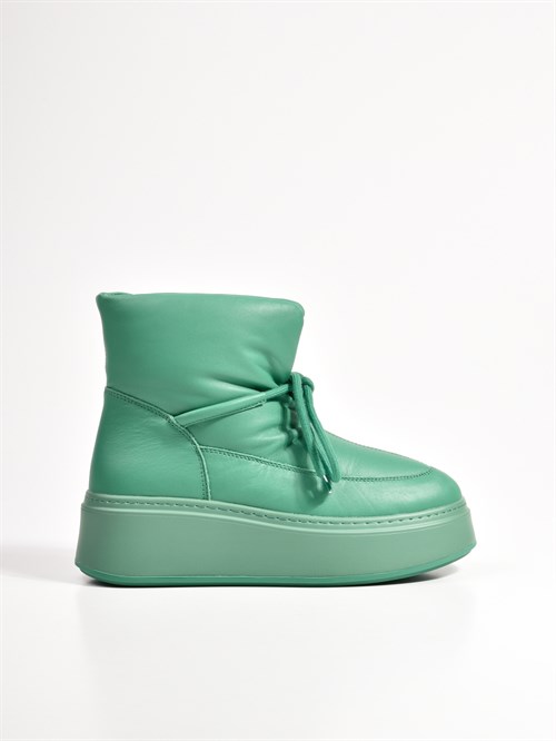 Высокие ботинки-дутики из натуральной мягкой кожи в зеленом цвете