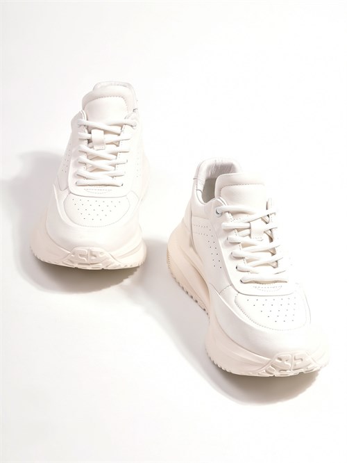 Мужских кроссовки Chewhite из натуральной гладкой кожи белого цвета - фото 14145