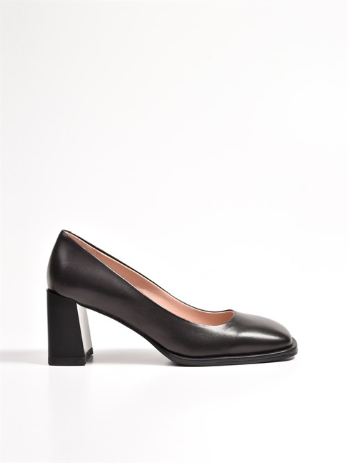 Женские туфли черного цвета на геометрическом каблуке