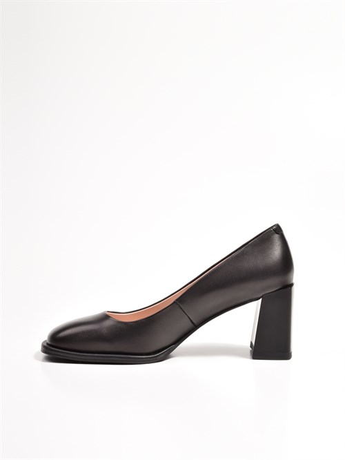 Женские туфли черного цвета на геометрическом каблуке
