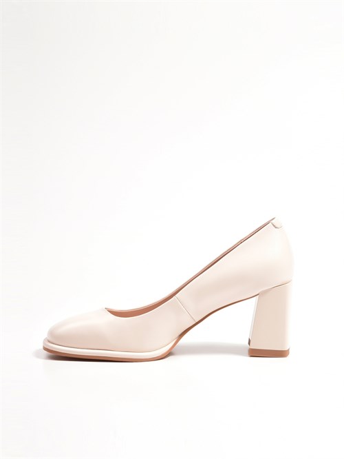 Женские туфли молочного цвета на геометрическом каблуке