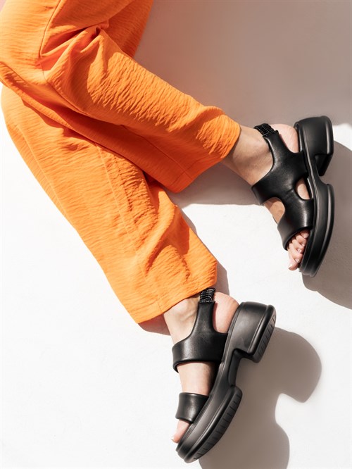 Женские сандалии черного цвета в стиле спорт-шик