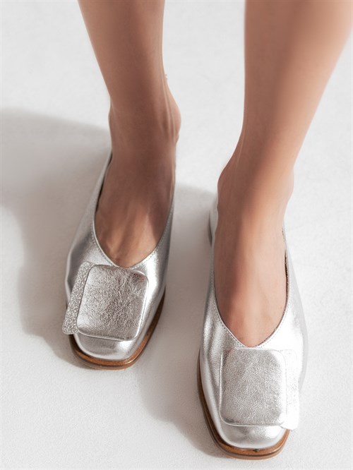 Женские туфли серебряного оттенка Chewhite