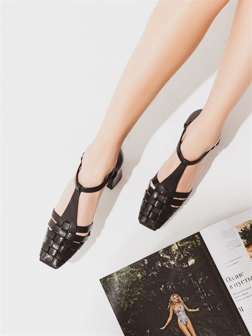 Открытые женские туфли черного цвета Chewhite