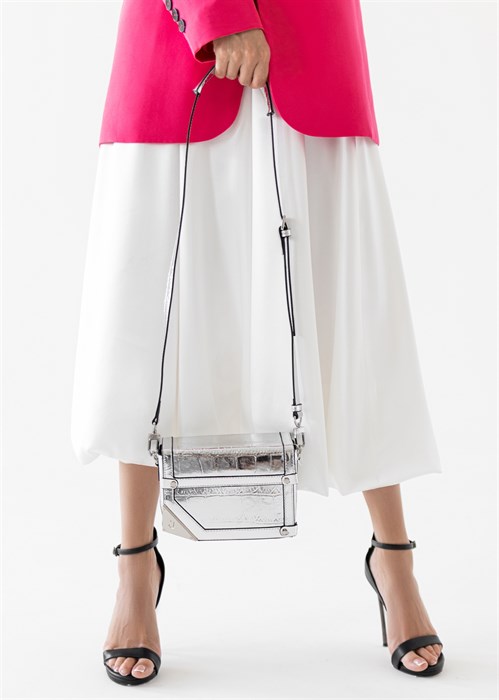Женская сумка кросс-боди цвета металлик с тиснением под крокодила Chewhite