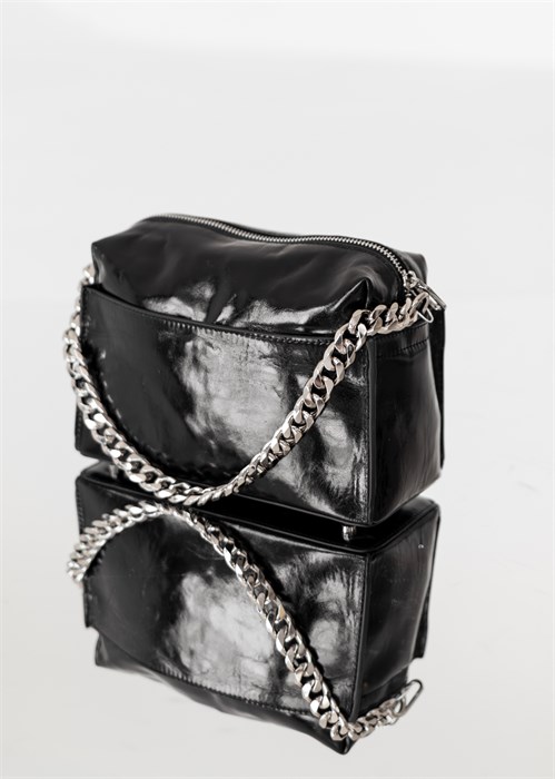 Женская сумка кросс-боди черного цвета на цепочке