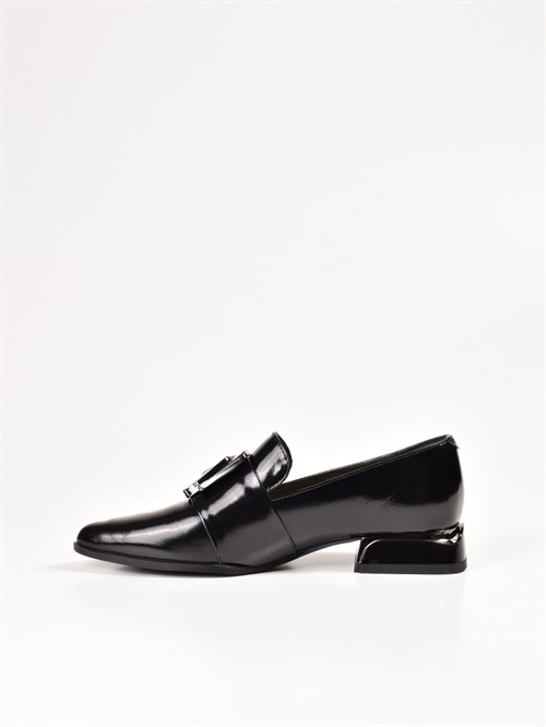 Женские туфли черного цвета с акцентной пряжкой