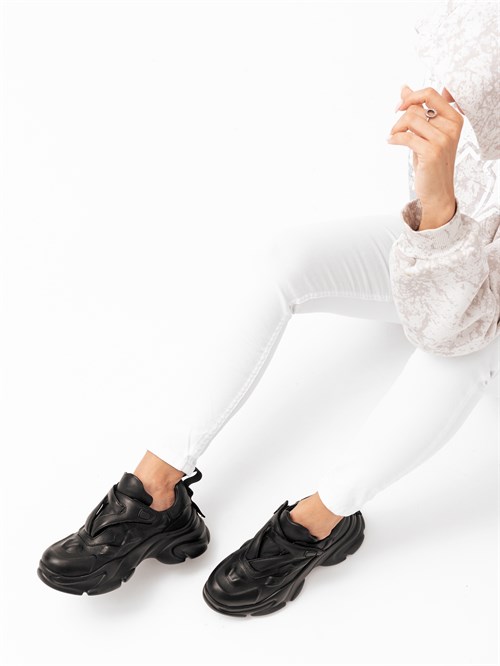 Женские кроссовки черного цвета с трендовой высокой подошвой