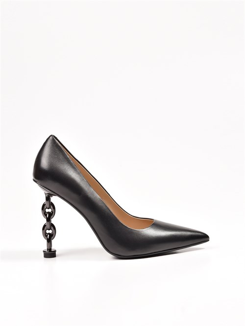 Женские туфли черного цвета с акцентным каблуком