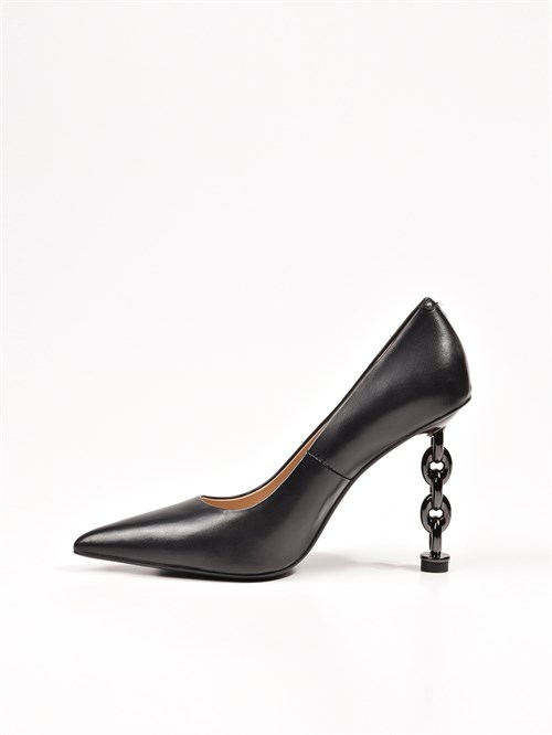 Женские туфли черного цвета с акцентным каблуком