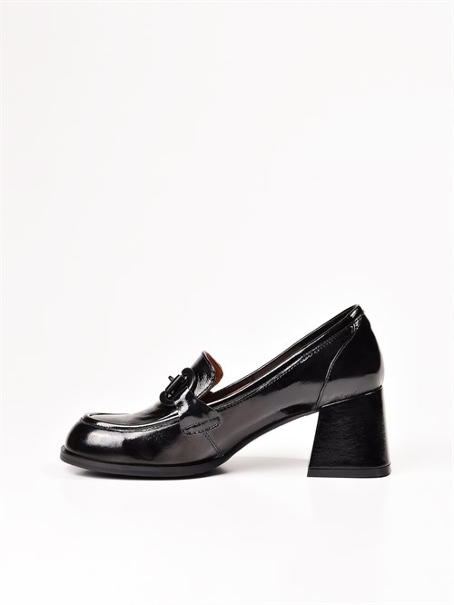 Женские туфли черного цвета из натуральной лакированной кожи