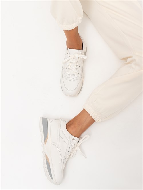Женские демисезонные кроссовки белого цвета Chewhite