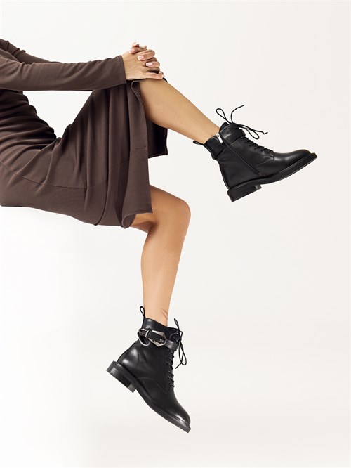 Женские зимние ботинки на шнуровке черного цвета
