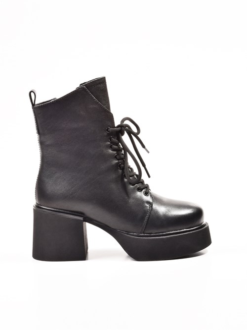 Женские зимние ботинки на платформе черного цвета - фото 21595