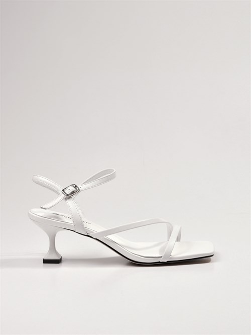 Женские босоножки белого цвета на каблуке kitten heel - фото 25051