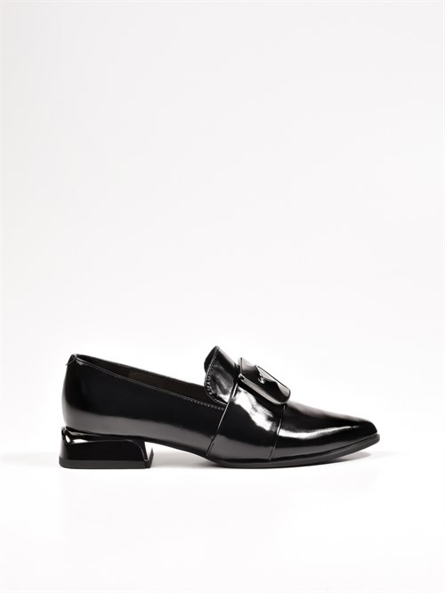Женские туфли черного цвета с акцентной пряжкой - фото 26360