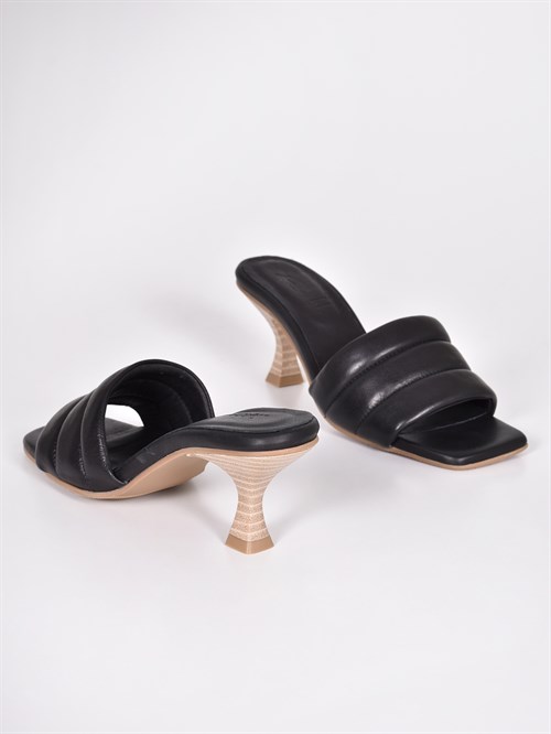 Чёрные сабо из натуральной кожи с объёмными ремешками на каблуке-рюмочке