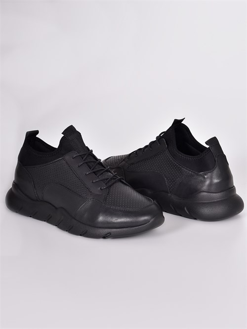 Кожаные кроссовки чёрного цвета с перфорированным узором