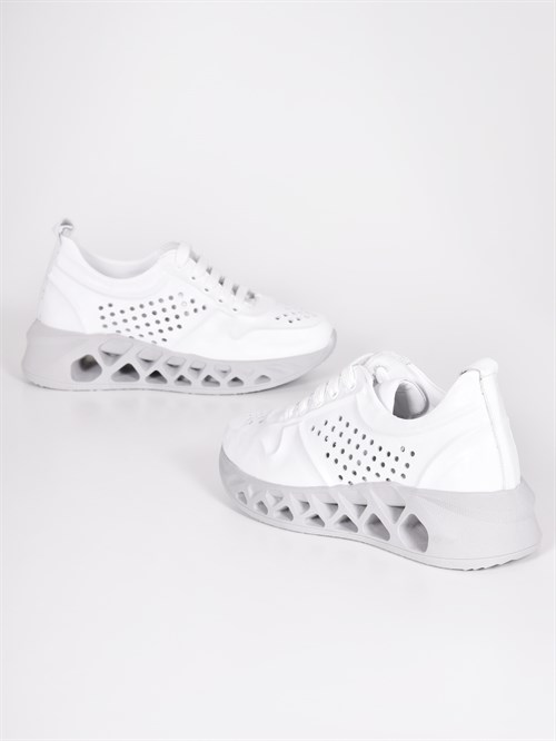 Белые кожаные кроссовки с декорированным узором на оригинальной подошве - фото 6010