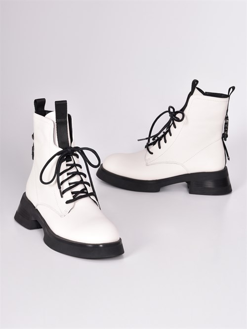 Ботинки из натуральной кожи белого цвета с контрастной шнуровкой - фото 7653