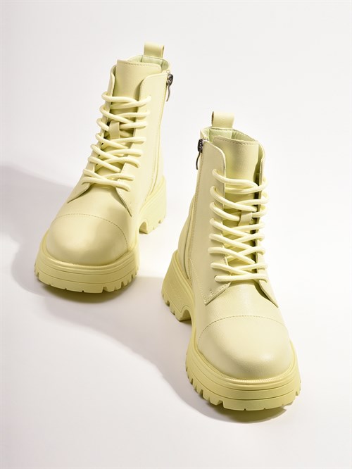 Ботинки из натуральной кожи на широком каблуке желтого цвета