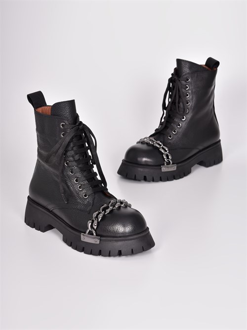 Ботинки из натуральной зернистой кожи чёрного цвета с металлической фурнитурой - фото 9024