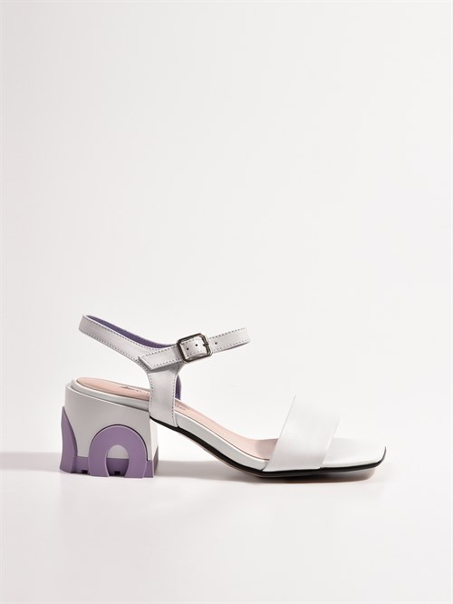 Босоножки из натуральной кожи в белом цвет на каблуке с фиолетовыми вставками
