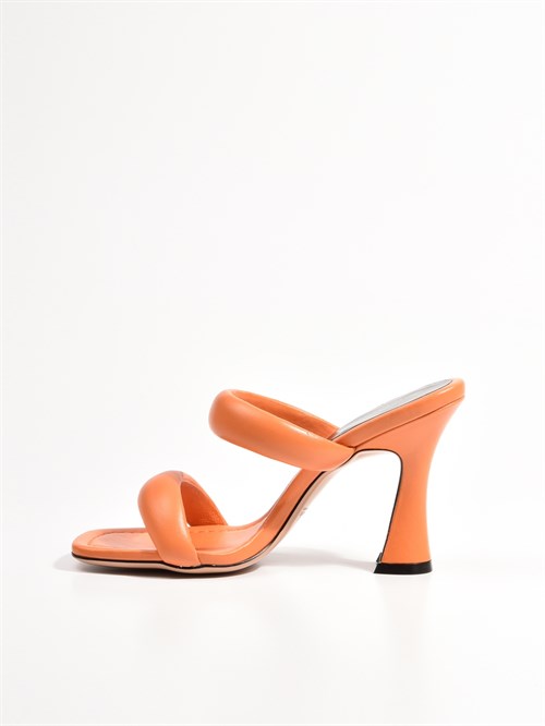 Мюли в оранжевом цвете на устойчивом каблуке
