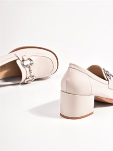Классические туфли белого цвета из натуральной лаковой кожи - фото 10195
