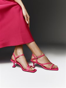Женские босоножки цвета фуксии на каблуке kitten heel - фото 25019