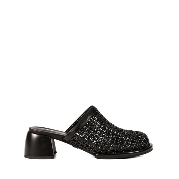 {{photo.Alt || photo.Description || 'Женские черные мюли Chewhite'}}