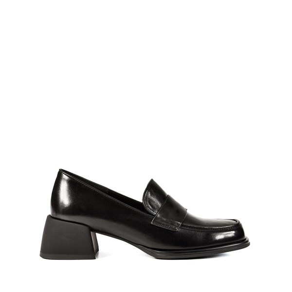 {{photo.Alt || photo.Description || 'Женские лоферы на каблуке Chewhite'}}