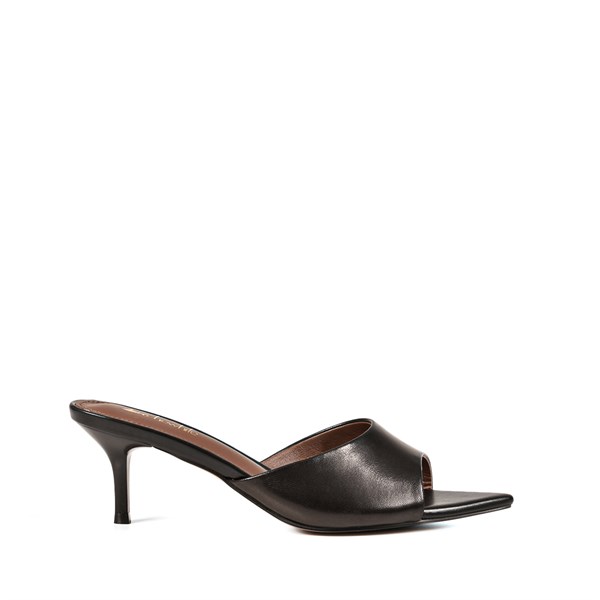 {{photo.Alt || photo.Description || 'Женские черные мюли Chewhite'}}