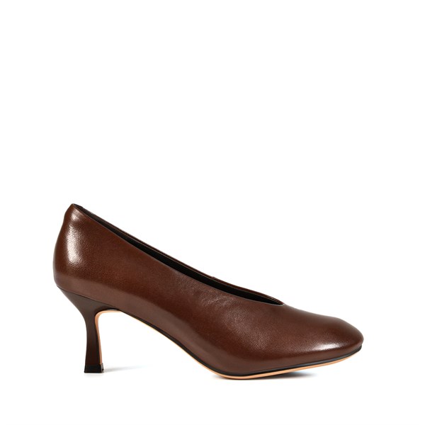 {{photo.Alt || photo.Description || 'Женские коричневые туфли Chewhite'}}