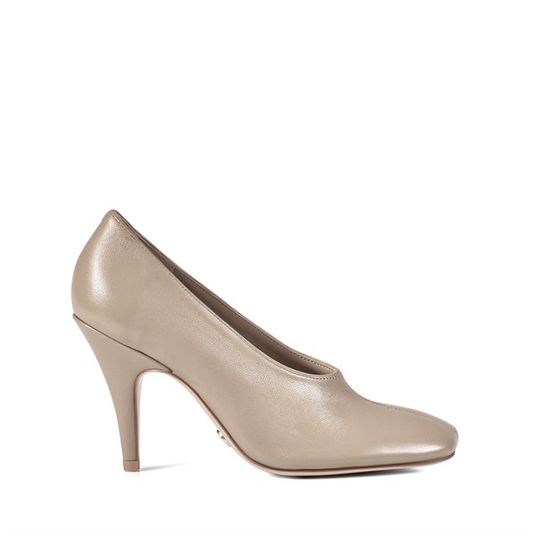 {{photo.Alt || photo.Description || 'Женские бежевые туфли Chewhite'}}