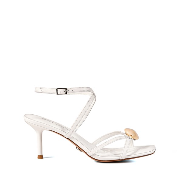 {{photo.Alt || photo.Description || 'Женские белые босоножки Chewhite'}}