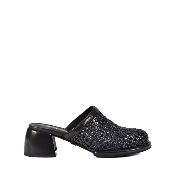 {{photo.Alt || photo.Description || 'Женские синие мюли Chewhite'}}