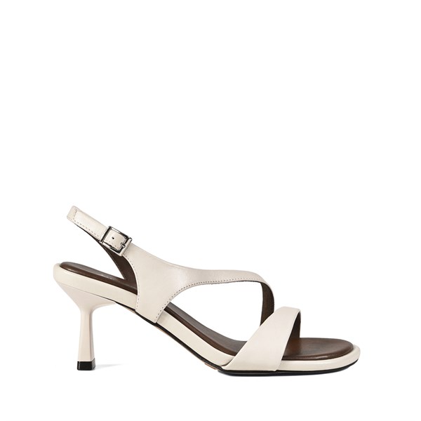 {{photo.Alt || photo.Description || 'Женские молочные босоножки Chewhite'}}