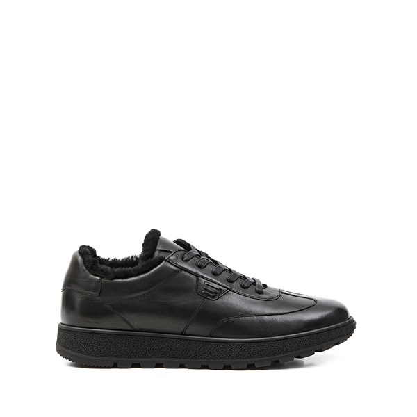 {{photo.Alt || photo.Description || 'Мужские зимние кроссовки Chewhite'}}
