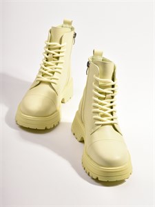 Ботинки из натуральной кожи на широком каблуке желтого цвета - фото 8196