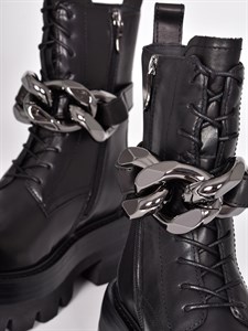 Ботинки из натуральной кожи чёрного цвета с объемной фурнитурой - фото 9181