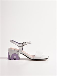 Босоножки из натуральной кожи в белом цвет на каблуке с фиолетовыми вставками - фото 9405